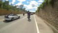 Un mec fait un wheeling sur une voiture de police